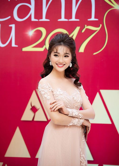 Sau Người đẹp Kinh Bắc 2017, Ngọc Nữ đoạt danh hiệu Á khôi cùng giải phụ Thí sinh được yêu thích nhất tại cuộc thi Duyên dáng nữ sinh Nông nghiệp 2017.