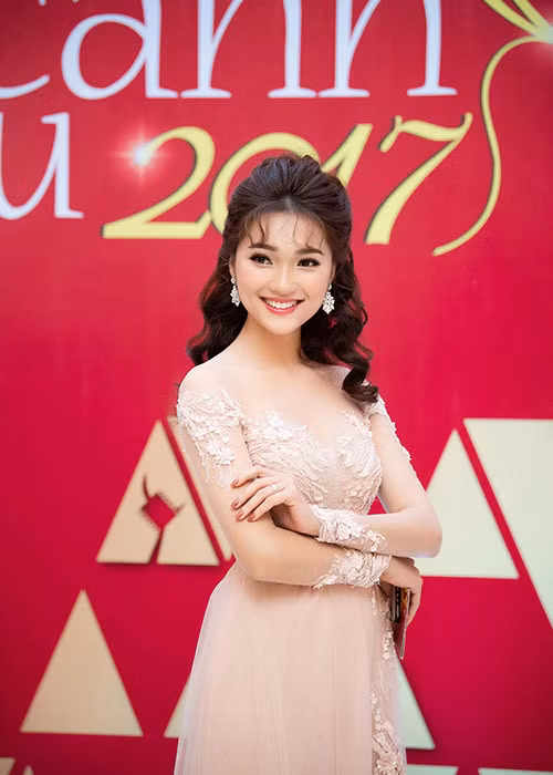 Sau Người đẹp Kinh Bắc 2017, Ngọc Nữ đoạt danh hiệu Á khôi cùng giải phụ Thí sinh được yêu thích nhất tại cuộc thi Duyên dáng nữ sinh Nông nghiệp 2017.