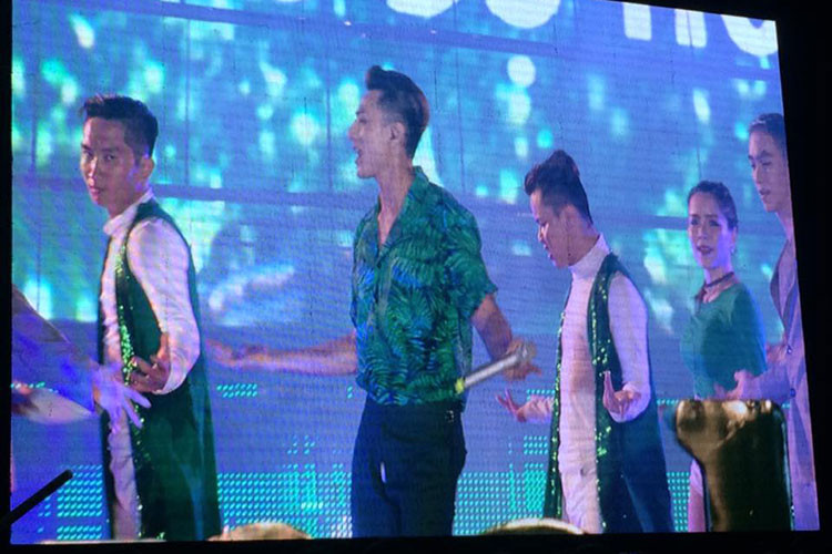 Isaac cũng không may bị rách quần đúng chỗ nhạy cảm khi vừa hát vừa nhảy. Ảnh: Yan