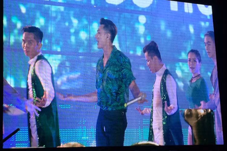 Isaac cũng không may bị rách quần đúng chỗ nhạy cảm khi vừa hát vừa nhảy. Ảnh: Yan