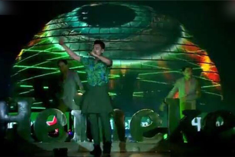 Khi phát hiện ra sự cố, Isaac dùng áo quấn ngang hông. Ảnh: Yan