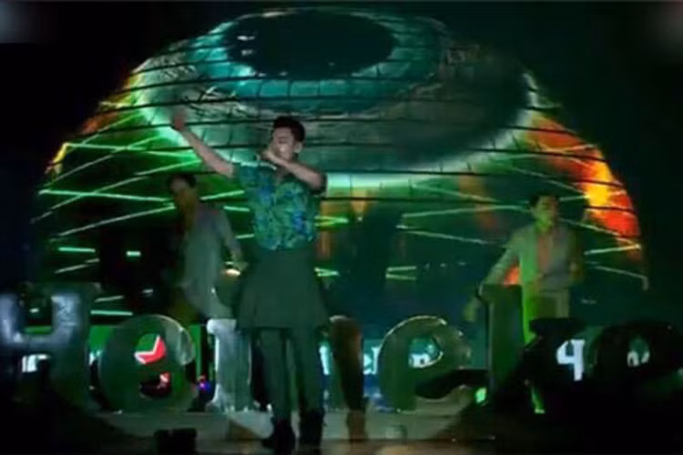 Khi phát hiện ra sự cố, Isaac dùng áo quấn ngang hông. Ảnh: Yan