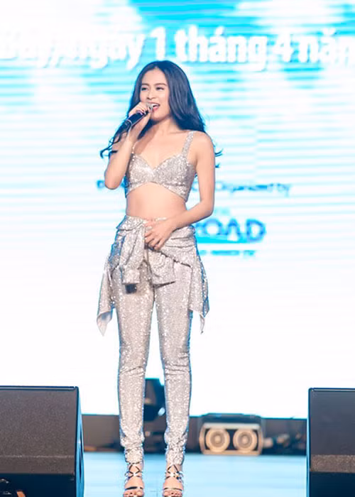 Hoàng Thùy Linh gặp không ít sự cố trang phục trên sân khấu. Cách đây không lâu, vì diễn quá sung, cô bị rách quần, để lộ nội y bên trong. Ảnh: Dân Việt