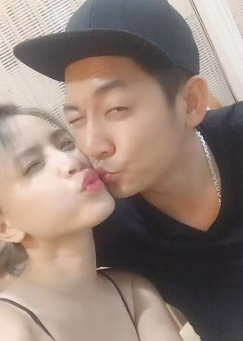 Hải Băng hạnh phúc bên Thành Đạt. Cặp đôi hiện háo hức chờ đón nhóc tì thứ hai chào đời.