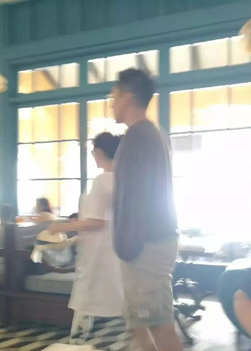 Nữ diễn viên tận hưởng khoảng thời gian nghỉ dưỡng bên gia đình. Ảnh: QQ