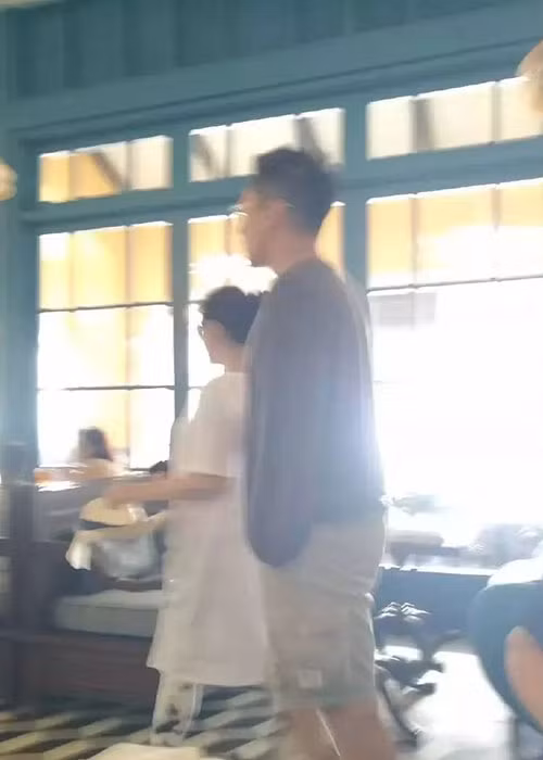 Nữ diễn viên tận hưởng khoảng thời gian nghỉ dưỡng bên gia đình. Ảnh: QQ