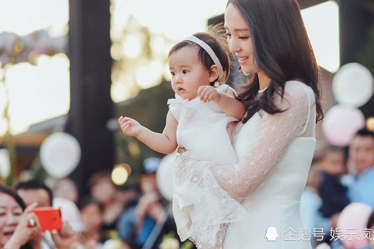 Tháng 6/2016, Đổng Tuyền và chồng chào đón cô con gái đầu lòng ra đời. Ảnh: QQ