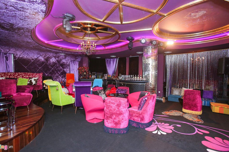 Ông hoàng nhạc Việt rất tâm huyết với căn biệt thự. Anh chăm chút từng viên đá, bức tranh đến ngọn đèn để có một căn nhà hoàn hảo. Ảnh: Zing