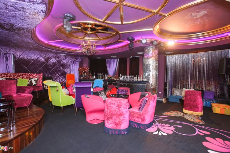 Ông hoàng nhạc Việt rất tâm huyết với căn biệt thự. Anh chăm chút từng viên đá, bức tranh đến ngọn đèn để có một căn nhà hoàn hảo. Ảnh: Zing