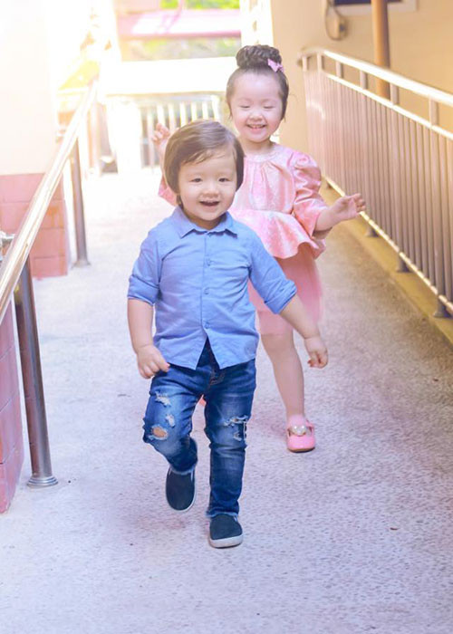 Con trai của Elly Trần đáng yêu, dễ thương không kém so với cô chị Mộc Trà vốn nổi tiếng trên mạng xã hội.