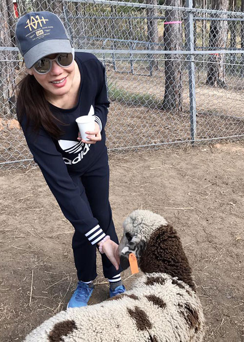 Hình ảnh nữ ca sĩ gốc Quảng Ninh vui vẻ trong một chuyến du lịch.