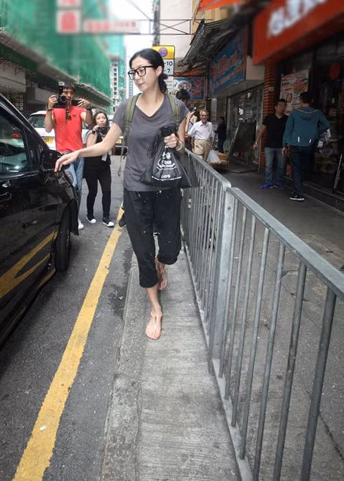 Ngô Ỷ Lợi ăn mặc giản dị, để lộ gương mặt hốc hác.