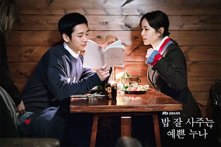 Trên phim trường, "chị đẹp" Son Ye Jin và Jung Hae In khá thân thiết. Ảnh: Naver