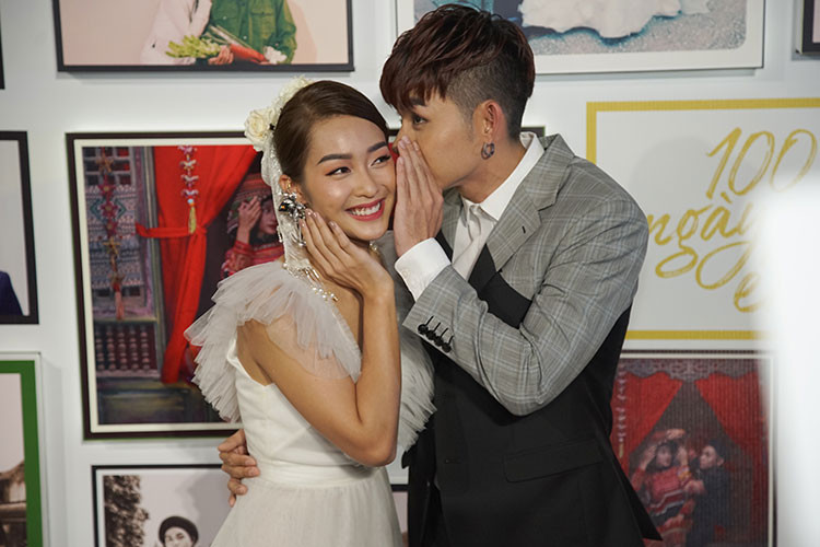 Cặp đôi chính của phim "100 ngày bên em" Jun Phạm và Khả Ngân thân thiết tại sự kiện.