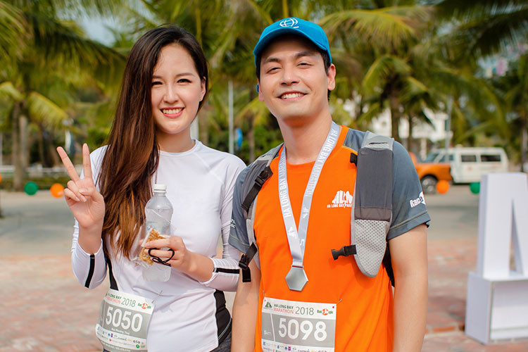 Mai Phương Thúy vui vẻ hội ngộ MC Phan Anh tại sự kiện.