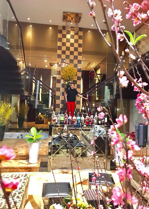 Mới đây, trên trang cá nhân, Đàm Vĩnh Hưng bất ngờ chia sẻ muốn đập đi xây lại căn biệt thự trắng trị giá hơn 60 tỷ đồng của mình. Ảnh: FBNV