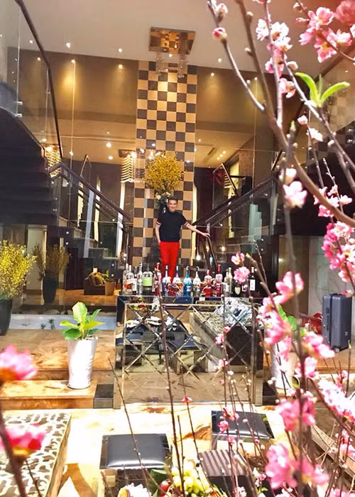 Mới đây, trên trang cá nhân, Đàm Vĩnh Hưng bất ngờ chia sẻ muốn đập đi xây lại căn biệt thự trắng trị giá hơn 60 tỷ đồng của mình. Ảnh: FBNV