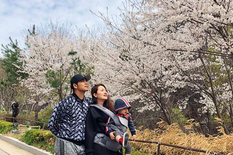 Ngọc Lan - Thanh Bình đưa con trai du lịch Nhật Bản.