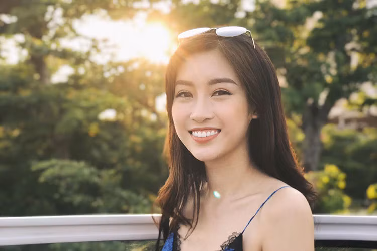 Đỗ Mỹ Linh khoe ảnh tươi rói là một trong những tin tức sao Việt trong ngày 12/4.