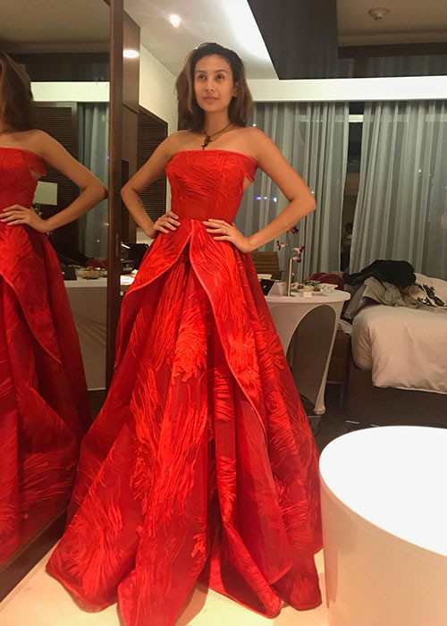 Võ Hoàng Yến tự tin diện đầm gợi cảm sau khi thu nhỏ vòng 1.