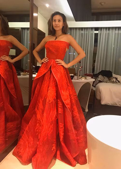 Võ Hoàng Yến tự tin diện đầm gợi cảm sau khi thu nhỏ vòng 1.