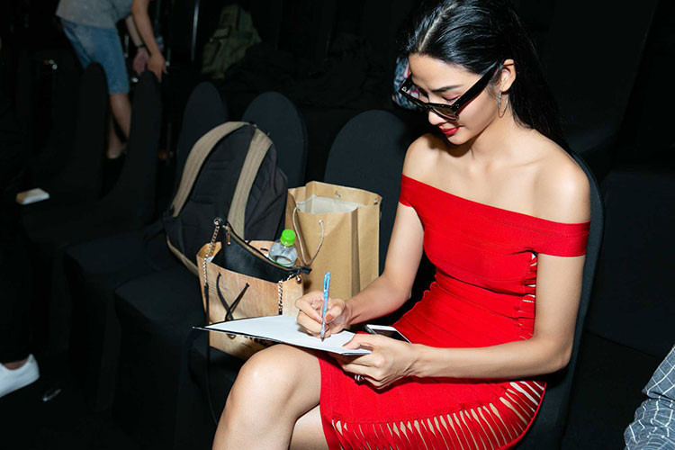 Hoàng Thùy có nhiều năm kinh nghiệm làm người mẫu giống H'hen Niê.