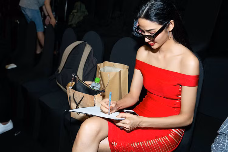 Hoàng Thùy có nhiều năm kinh nghiệm làm người mẫu giống H'hen Niê.