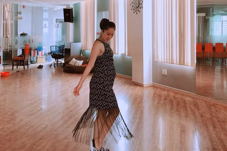 Mang bầu, Khánh Thi vẫn miệt mài dạy nhảy.