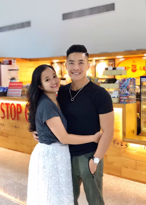 Ngoài một sự nghiệp thành công, Quốc Cơ và Quốc Nghiệp đều có tổ ấm riêng hạnh phúc. Với Quốc Cơ, anh đã kết hôn với MC Hồng Phượng.