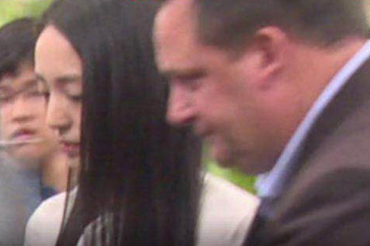 Trước đó, vào ngày 5/4, Đổng Tuyền cũng đến dự phiên xử đầu tiên Cao Vân Tường bị cáo buộc cưỡng dâm. Ảnh: QQ