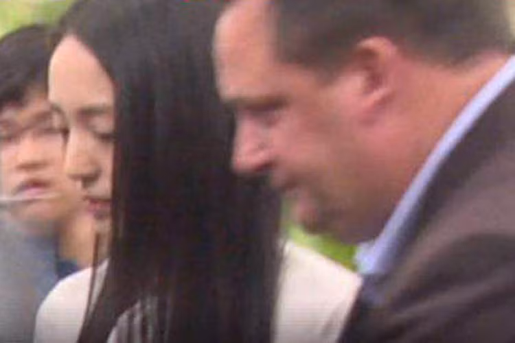 Trước đó, vào ngày 5/4, Đổng Tuyền cũng đến dự phiên xử đầu tiên Cao Vân Tường bị cáo buộc cưỡng dâm. Ảnh: QQ