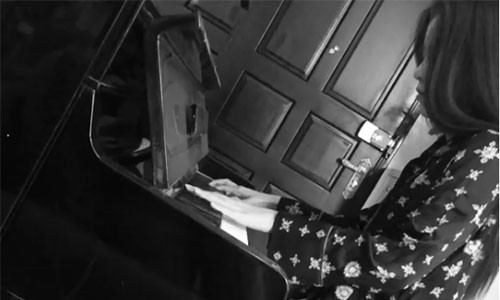 Nam Em ngồi chơi đàn. Ảnh: chụp màn hình