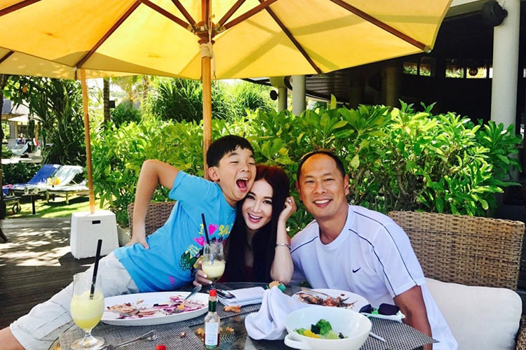 Mới đây, trên trang cá nhân, Ôn Bích Hà khoe ảnh hạnh phúc bên ông xã Hà Tổ Quang và con trai.