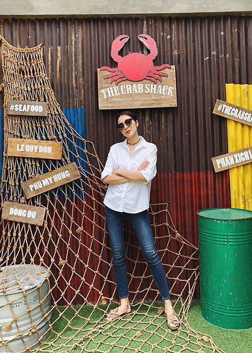 Hot Face sao Việt 24h: Hà Tăng vẫn đẹp rạng ngời khi diện áo sơ mi kết hợp quần jeans.