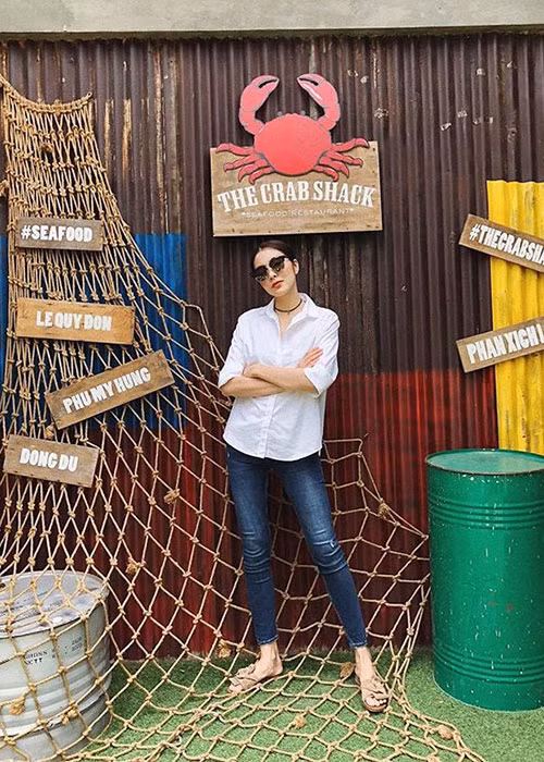 Hot Face sao Việt 24h: Hà Tăng vẫn đẹp rạng ngời khi diện áo sơ mi kết hợp quần jeans.