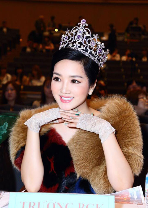 Giáng My tâm sự: “Đã bao giờ bạn cảm nhận hết những biểu cảm trên khuôn mặt người phụ nữ mình yêu chưa? Điều đó thú vị lắm, bạn sẽ biết lúc họ vui, buồn, hạnh phúc, nôn nóng, trầm uất và thậm chí cả lúc họ đói nữa. khám phá được điều đó là một trong những chìa khoá của hạnh phúc đó các bạn ạ. Một ngày thật nhiều cảm xúc nhé”.