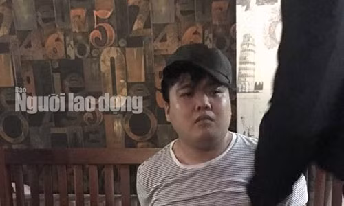 Đối tượng Nam bị công an bắt khi đang ở một quán nước.