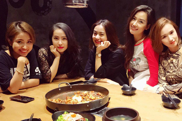 Dù bận rộn công việc riêng nhưng Mai Phương Thúy, Quỳnh Nga, Hoàng Thùy Linh, Vân Hugo và Lã Thanh Huyền hiện vẫn thường xuyên tụ tập. Ảnh: FBNV
