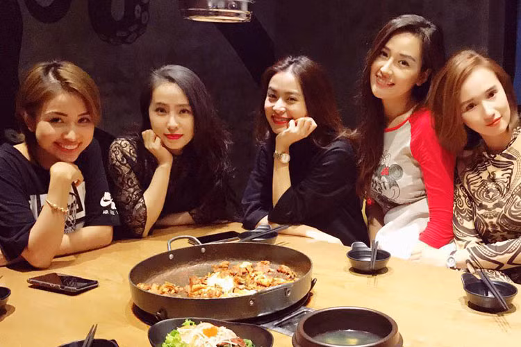 Dù bận rộn công việc riêng nhưng Mai Phương Thúy, Quỳnh Nga, Hoàng Thùy Linh, Vân Hugo và Lã Thanh Huyền hiện vẫn thường xuyên tụ tập. Ảnh: FBNV
