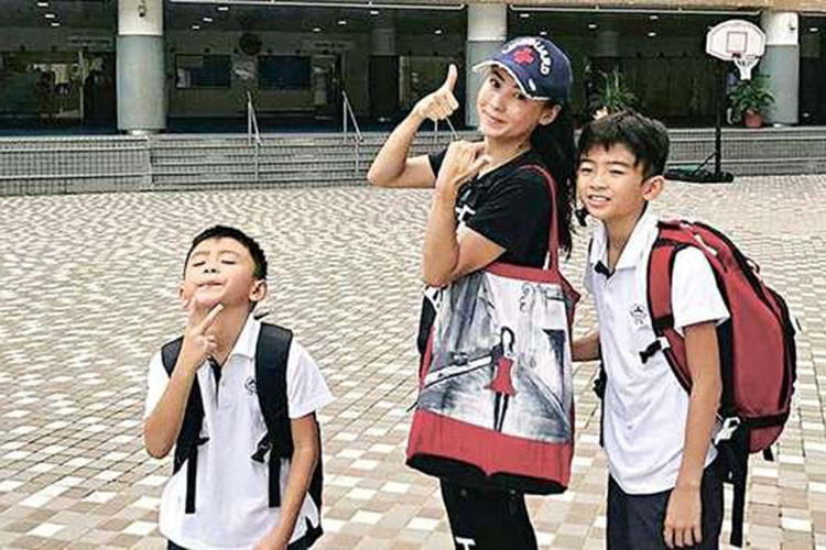 Nữ diễn viên hiện chưa nghĩ đến việc đi bước nữa bởi muốn toàn tâm toàn ý chăm lo cho các con. Ảnh: Weibo