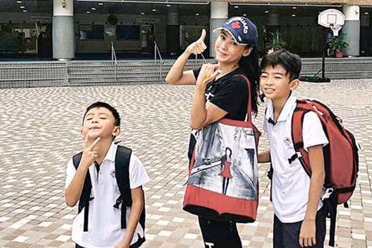 Nữ diễn viên hiện chưa nghĩ đến việc đi bước nữa bởi muốn toàn tâm toàn ý chăm lo cho các con. Ảnh: Weibo