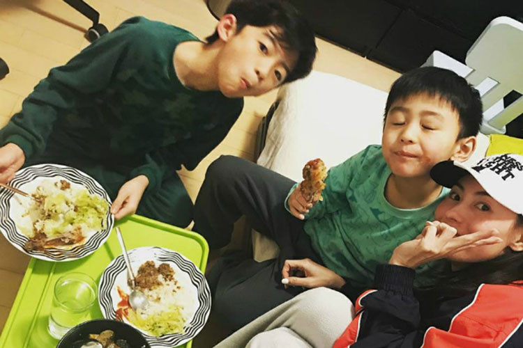 Trương Bá Chi vẫn được lòng bố chồng cũ. Ảnh: Weibo