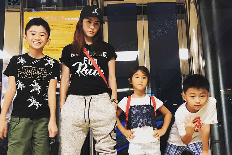 Sau khi ly hôn, Bá Chi nuôi bé Quintus và Lucas. Thỉnh thoảng, cô vẫn đưa con về thăm Tạ Đình Phong và gia đình nội. Ảnh: Weibo