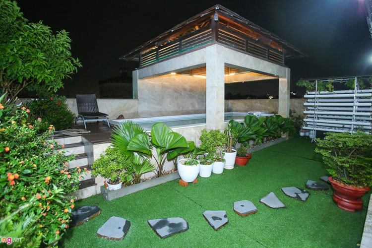 Căn biệt thự trắng hiện là chốn Mr Đàm thường xuyên lui về. Ảnh: Zing