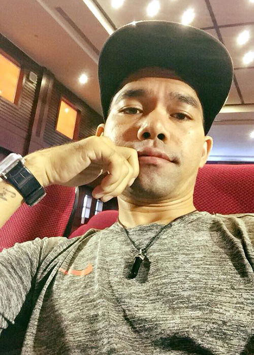 Trước khi chia sẻ việc từ bỏ sân khấu, Ya Suy thường xuyên đăng status đầy tâm trạng. Ảnh: FBNV