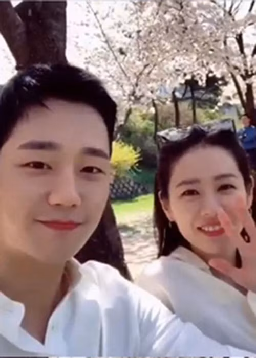 Gần đây, cặp đôi diễn viên phim "Chị đẹp mua cơm ngon cho tôi" còn cùng đi ngắm hoa anh đào. Ảnh: SNS