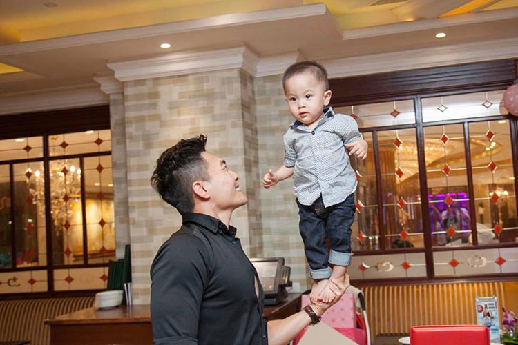 Con trai của Quốc Cơ bắt đầu tập xiếc từ khi còn nhỏ và từng trình diễn cùng với bố.