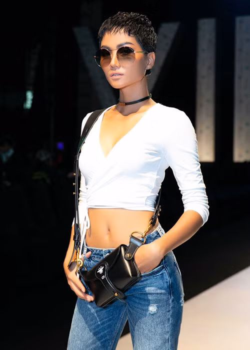 Từng có kinh nghiệm người mẫu nhiều năm, H'hen Niê khá tự tin cho lần tái xuất này.