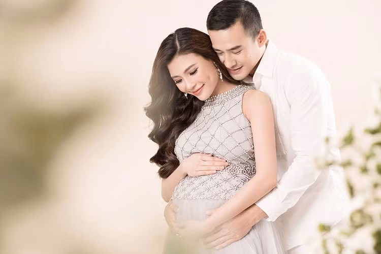 Lương Thế Thành tâm sự: “Hôm này là đúng 2 năm ngày rước em về chung một nhà và cũng chuẩn bị có thêm 1 thiên thần giấu mặt sắp xuất hiện bên cạnh vợ chồng Tèo nữa. Thật sự ra cũng không biết nói thêm gì nữa, chỉ biết cám ơn đời, cám ơn em và cám ơn thiên thần của ba, nói chung là vui vui lắm”.