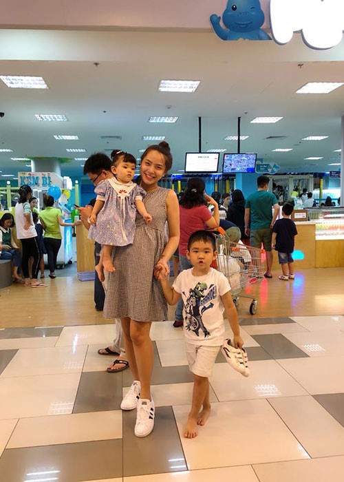 Thành Đạt đưa vợ bầu cùng các con đi chơi nhân dịp nghỉ lễ.